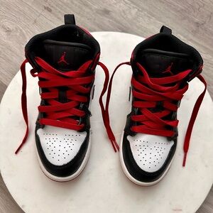 Little Kid’s Jordan 1 Mid White/Gym Red-Black (DQ8424 106) - 13 C (Unisex)